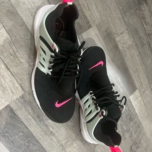 Black Nike tennis shoes. Size 8.